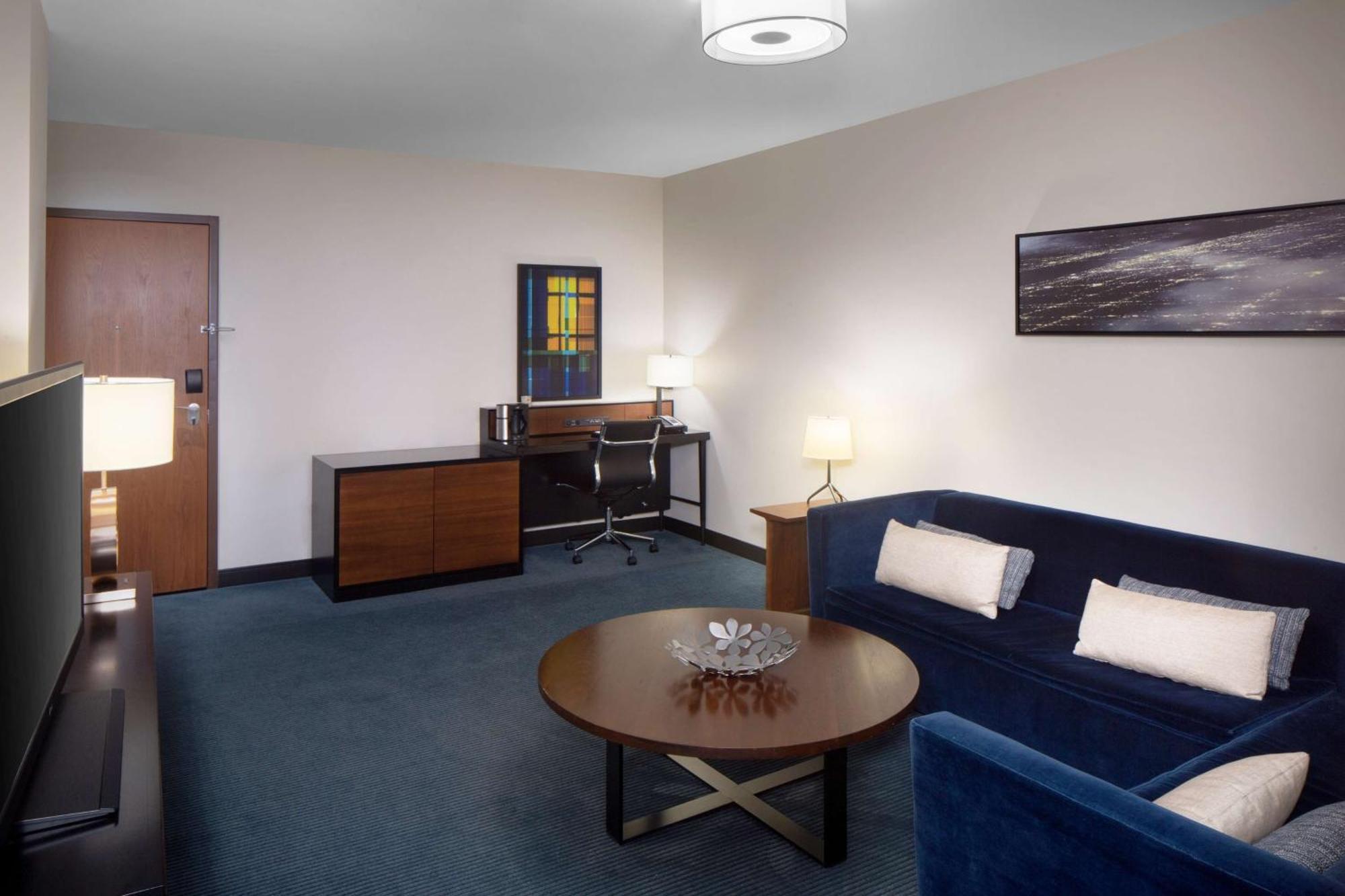 Executive Suite,112948899:JPEG